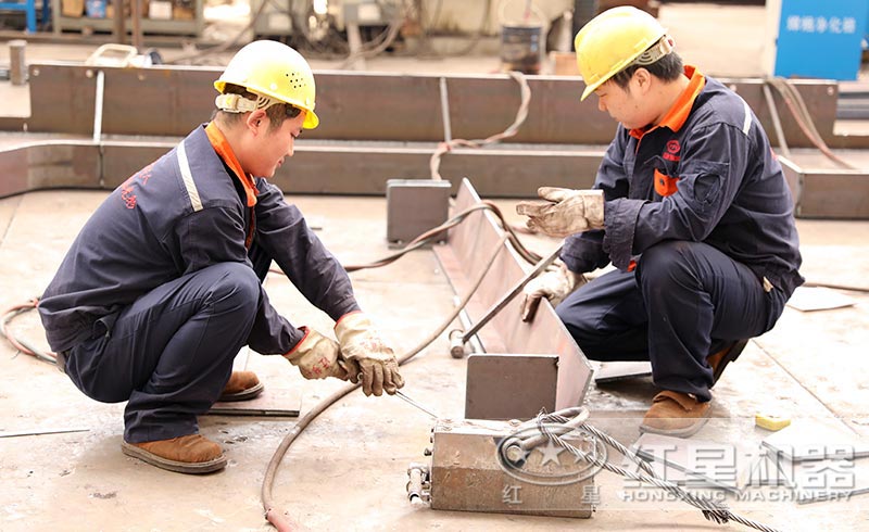 認(rèn)真做好設(shè)備，把控每一處細(xì)節(jié)，是紅星永恒的初心