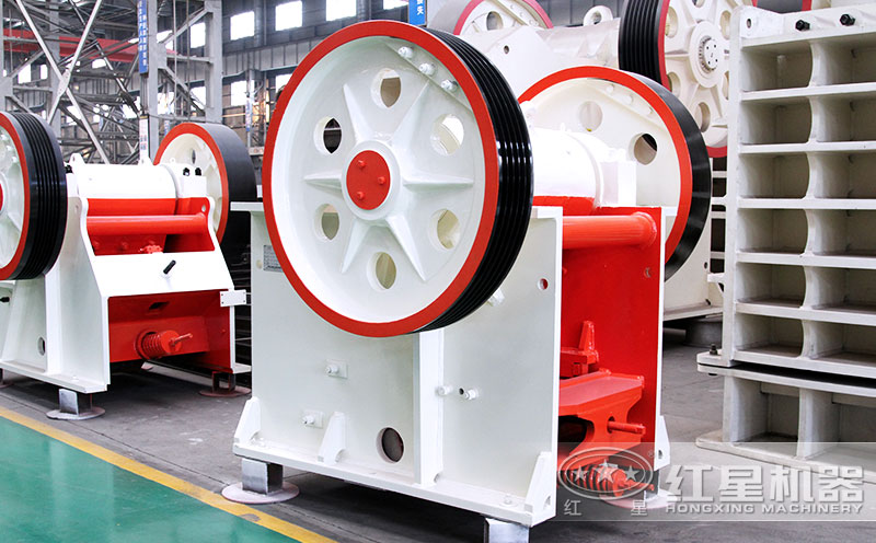 顎式破碎機(jī)車(chē)間實(shí)拍