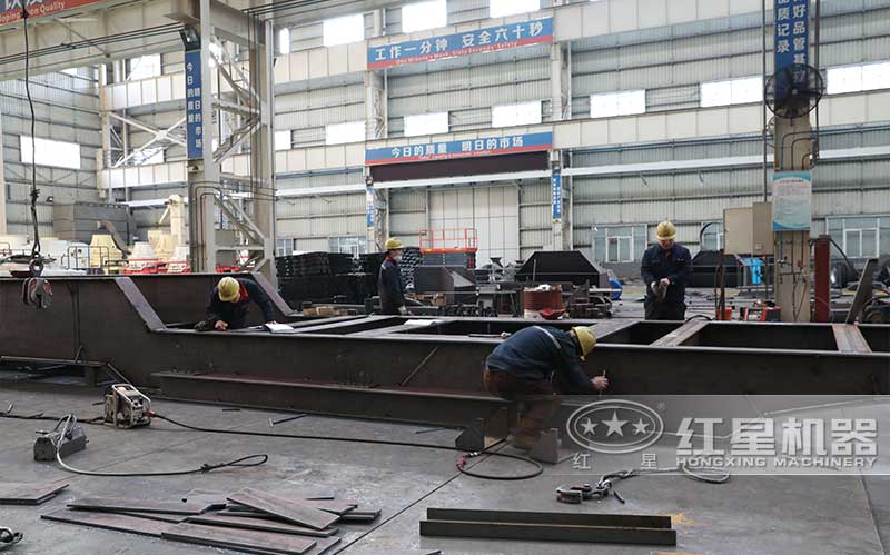 履帶式建筑垃圾粉碎機(jī)制造車間