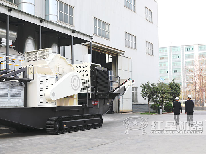履帶式碎石機(jī)廠區(qū)實(shí)拍