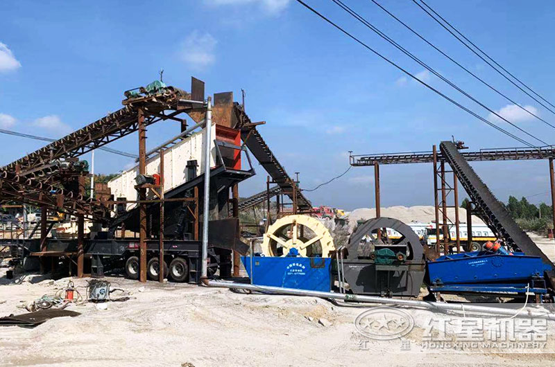 移動(dòng)破碎機(jī)生產(chǎn)現(xiàn)場(chǎng)