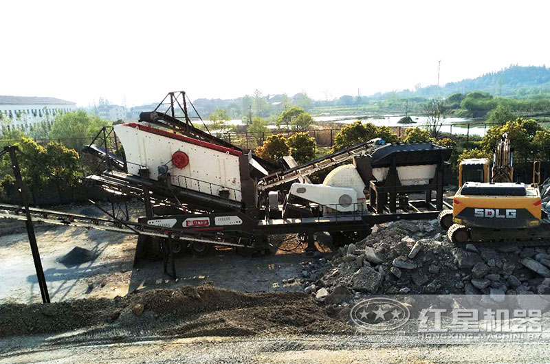 三合一移動重錘式破碎機破碎混凝土路面現(xiàn)場