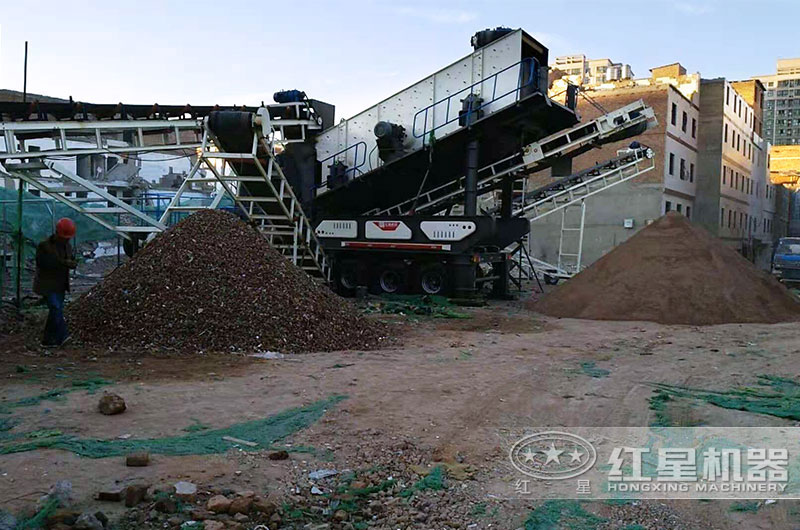 既能碎石也能制沙的流動磚渣粉碎機加工現(xiàn)場