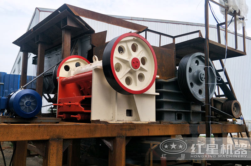 紅星細鄂破機作細碎設(shè)備安裝現(xiàn)場