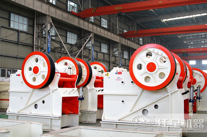 顎式破碎機生產(chǎn)車間實拍