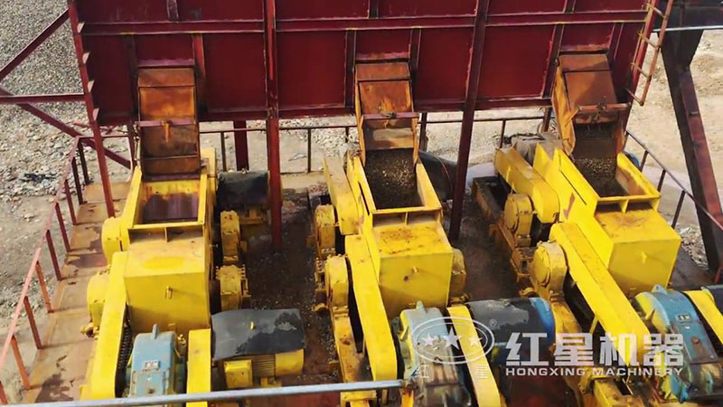 對輥式破碎機(jī)加工河石現(xiàn)場