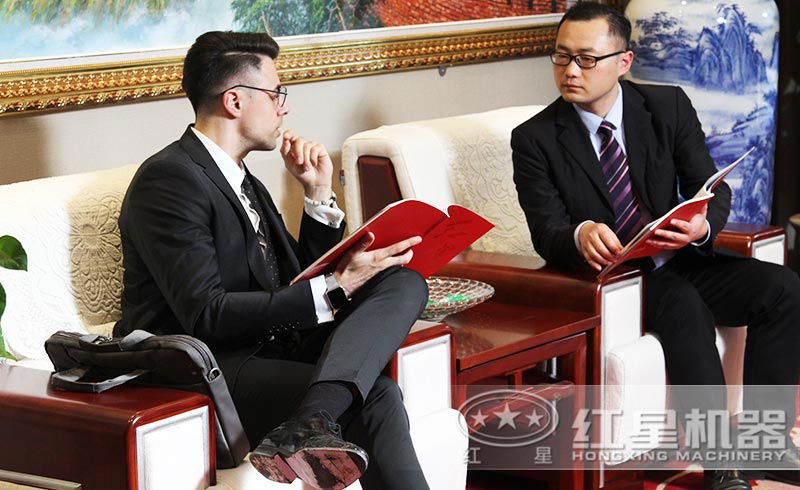 工作人員接待國外客戶