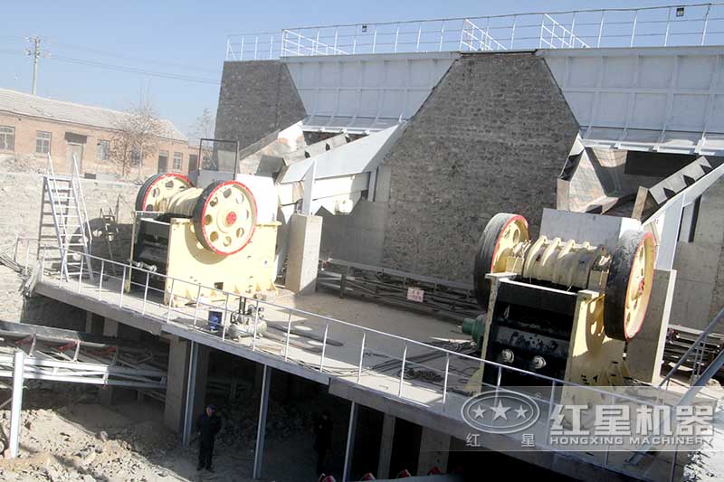 顎式破碎機(jī)現(xiàn)場(chǎng)圖