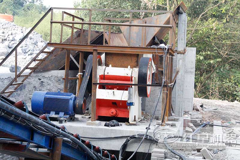 顎式破碎機(jī)加工現(xiàn)場