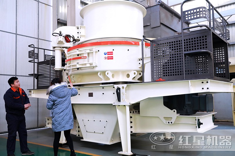 產(chǎn)品經(jīng)理正在為客戶講解HVI系列大型打砂機(jī)