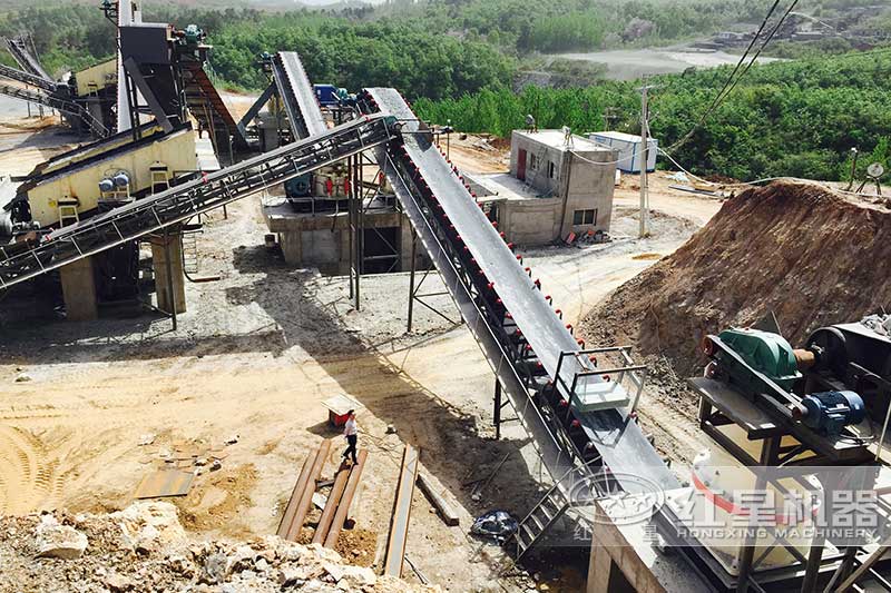 公路用石子加工現(xiàn)場(chǎng)