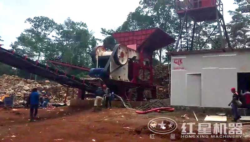 印尼河石破碎生產(chǎn)線粗顎式破碎機(jī)