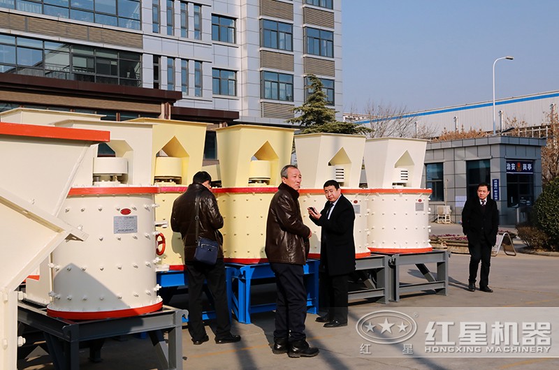 客戶來(lái)廠考察立式復(fù)合破碎機(jī)