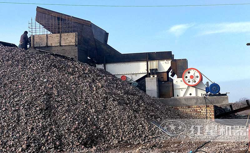 顎式破碎機(jī)設(shè)備現(xiàn)場
