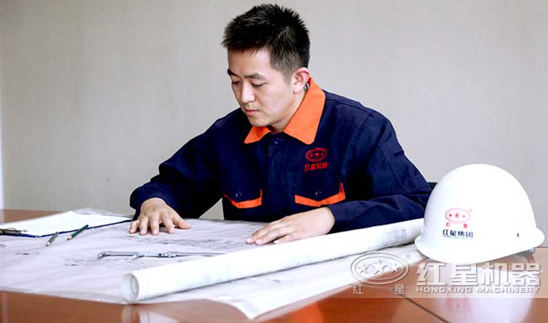 技術(shù)人員在檢查設(shè)計(jì)圖紙