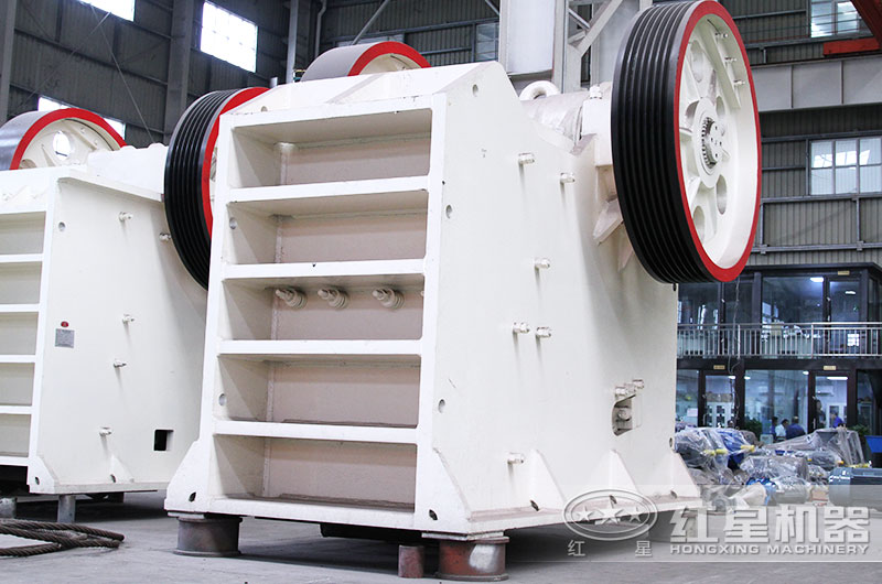 顎式破碎機(jī)車間實(shí)拍