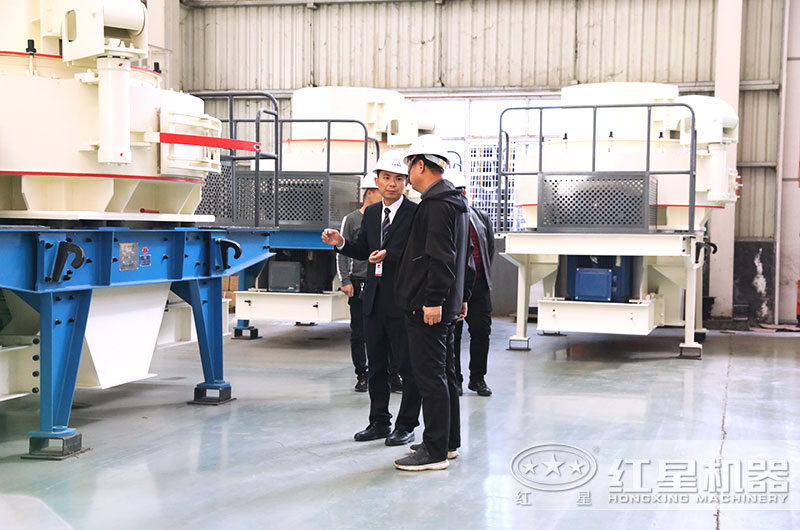 客戶來廠參觀制砂機(jī)