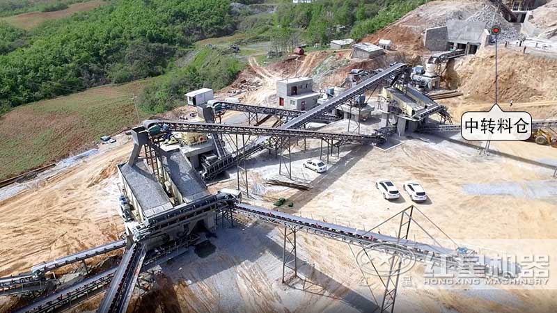大型制砂現(xiàn)場通常會(huì)設(shè)置物料中轉(zhuǎn)料倉