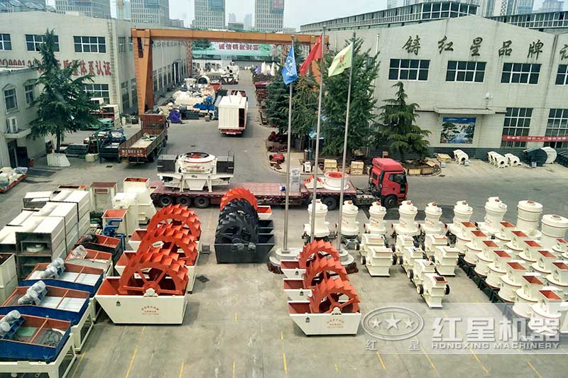 紅星機器廠區(qū)有很多待發(fā)貨的小型破碎制沙機