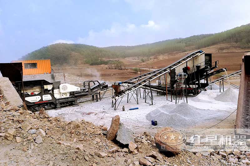 移動(dòng)式制石機(jī)作業(yè)現(xiàn)場(chǎng)