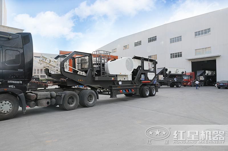 紅星機器生產(chǎn)的移動煤炭粉碎機出貨