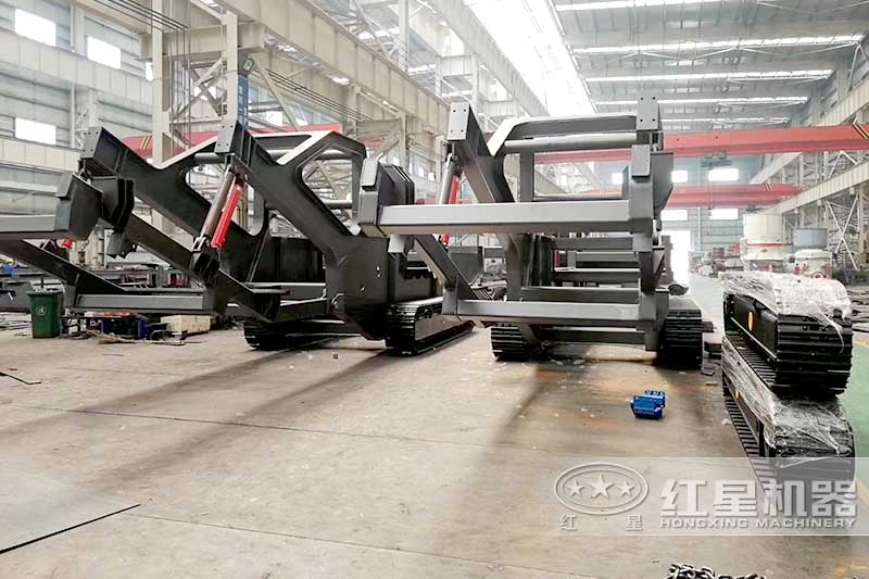 履帶移動(dòng)碎石機(jī)械生產(chǎn)車間