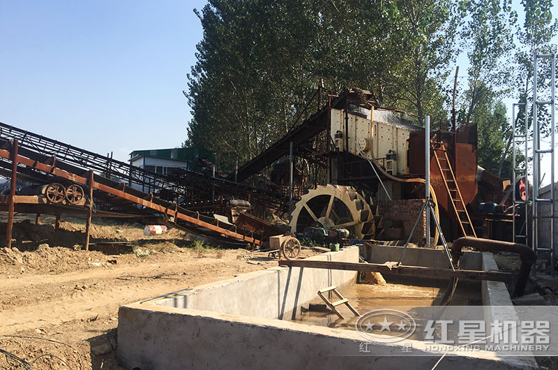 正在工作中的制沙設(shè)備現(xiàn)場(chǎng)