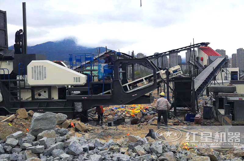 移動顎式破碎機作業(yè)現(xiàn)場