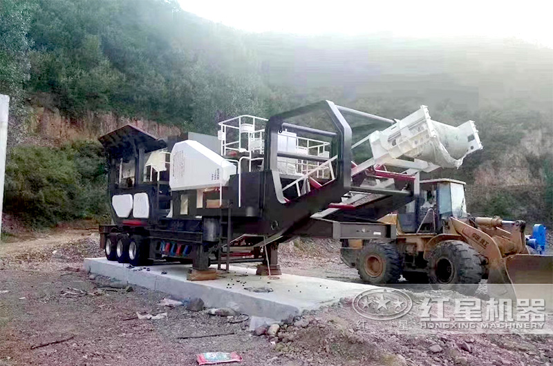 移動顎式破碎機現(xiàn)場風采