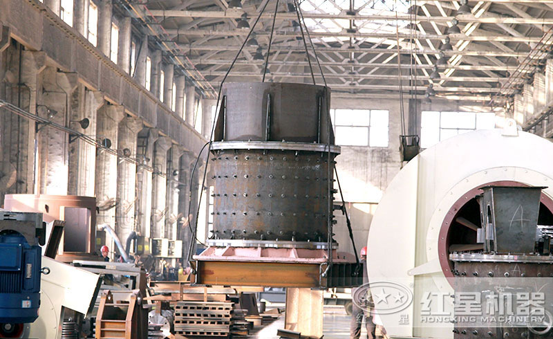 大型復(fù)合式破碎機加工車間