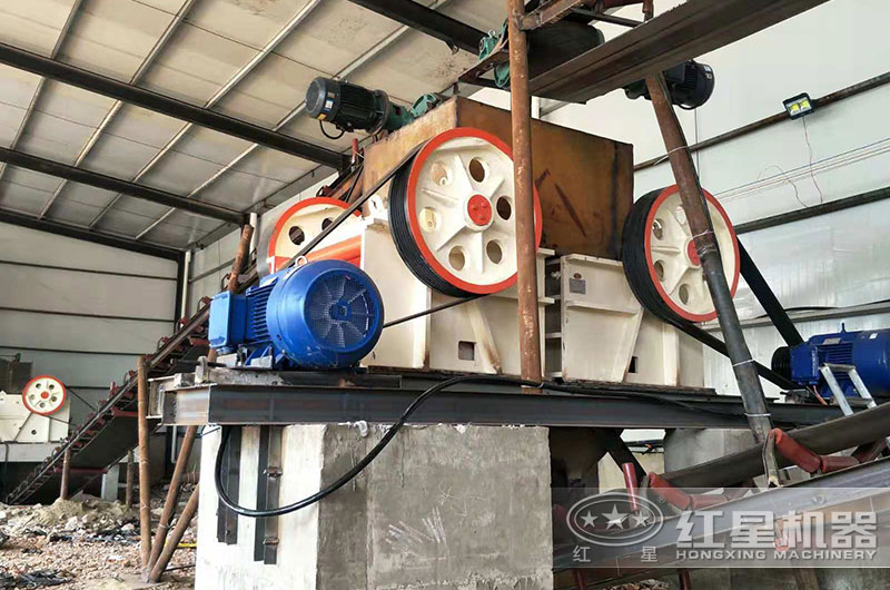 廠房內(nèi)安裝的石料加工生產(chǎn)線