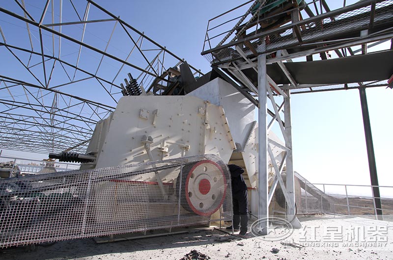 反擊式破碎機(jī)工作現(xiàn)場