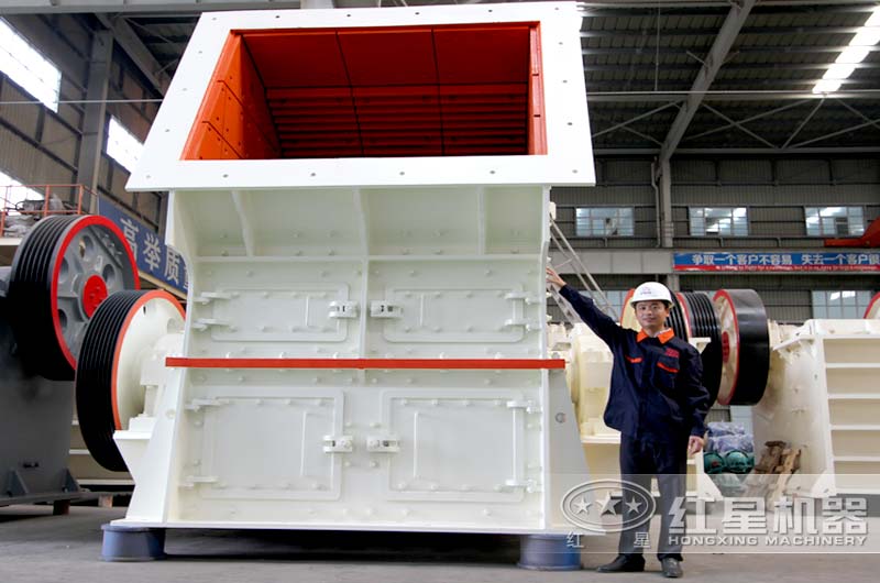 紅星重錘式破碎機(jī)車間合影