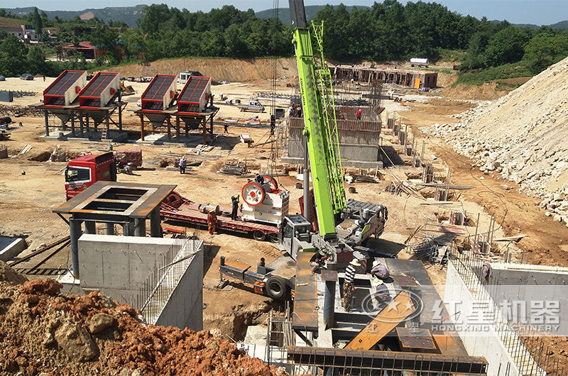 新開的石料廠正在進(jìn)行設(shè)備安裝