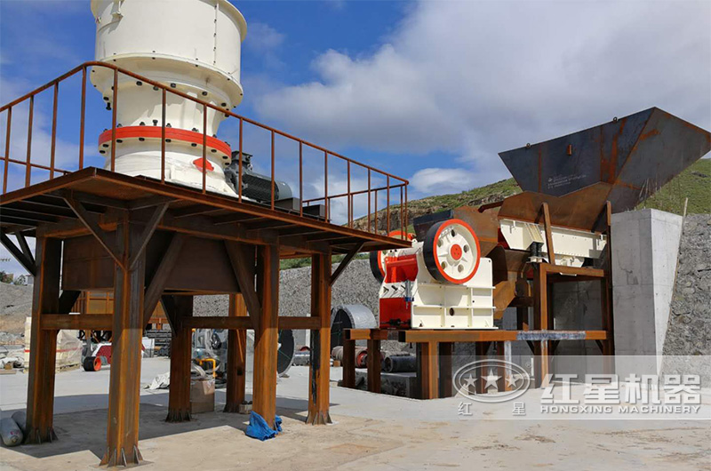 石料生產(chǎn)線設(shè)備安裝現(xiàn)場(chǎng)