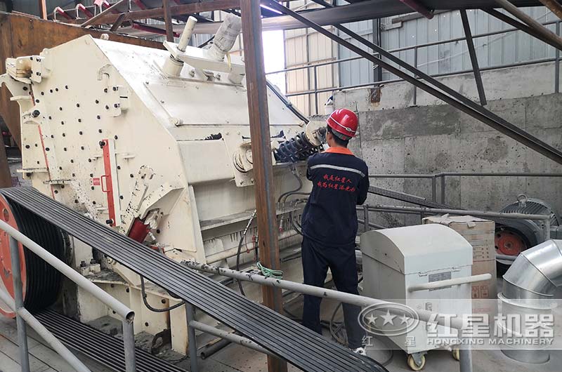 反擊破碎石機(jī)需要定期檢修按時(shí)維護(hù)