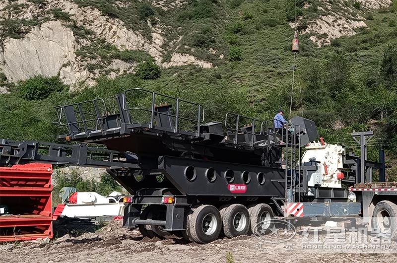 移動渦旋強(qiáng)力反擊式破碎機(jī)現(xiàn)場