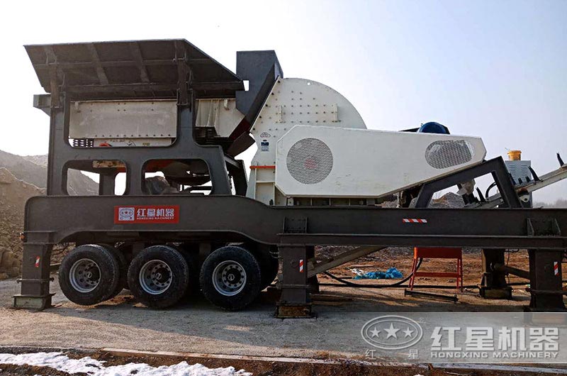 移動(dòng)式塊煤錘破碎機(jī)現(xiàn)場(chǎng)