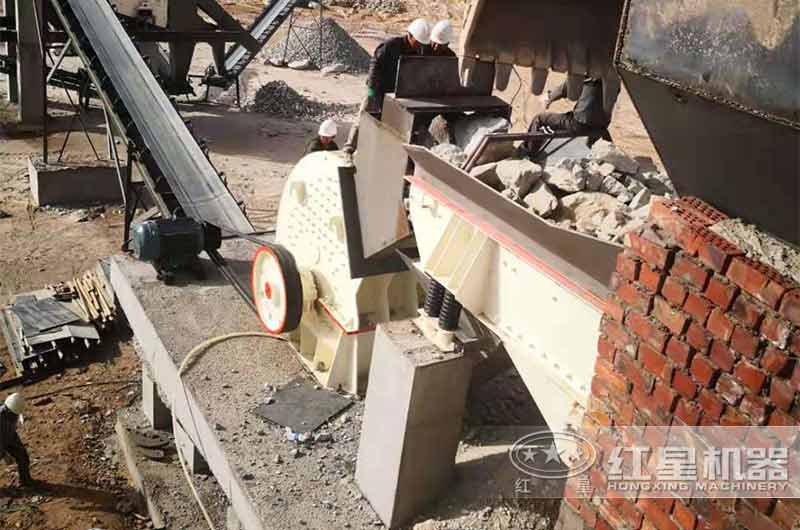 巨石破碎用重錘破碎機(jī)還是顎式破碎機(jī)，選擇可不簡單