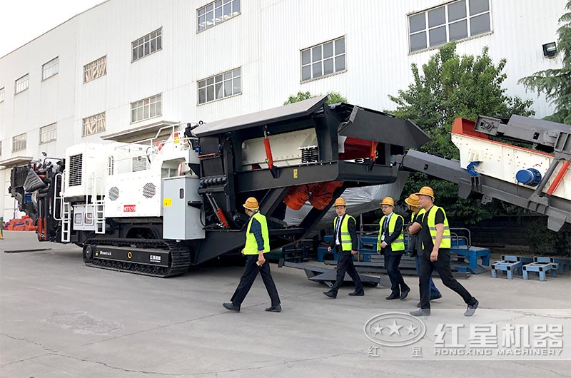 客戶考察全移動(dòng)型破碎機(jī)廠家