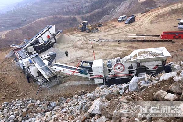 履帶液壓巖石碎石機工作現(xiàn)場