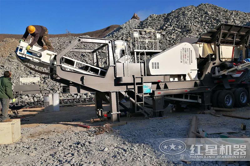 移動(dòng)顎式破碎機(jī)現(xiàn)場