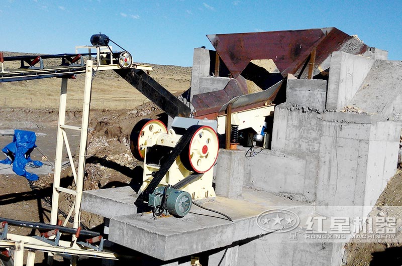 時(shí)產(chǎn)10噸小型顎破生產(chǎn)現(xiàn)場