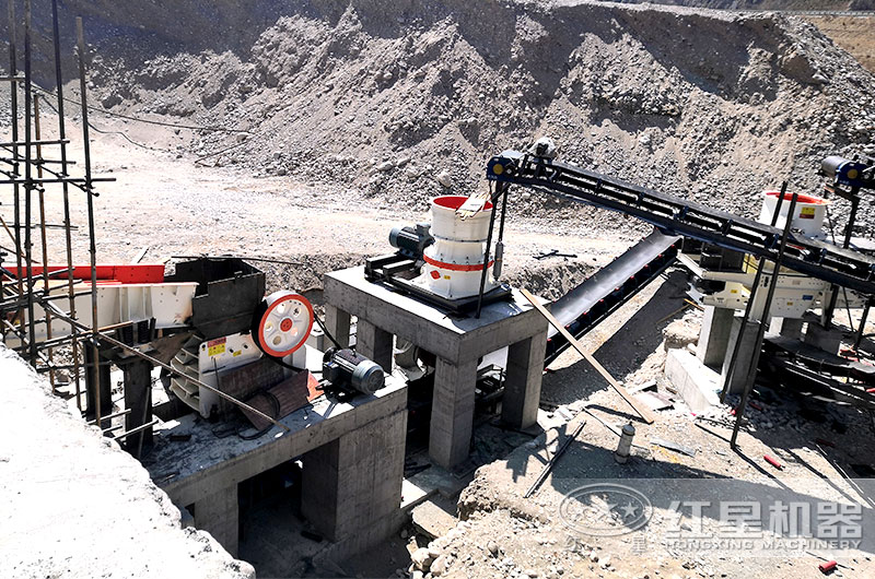 花崗巖制沙石全套設(shè)備生產(chǎn)現(xiàn)場(chǎng)