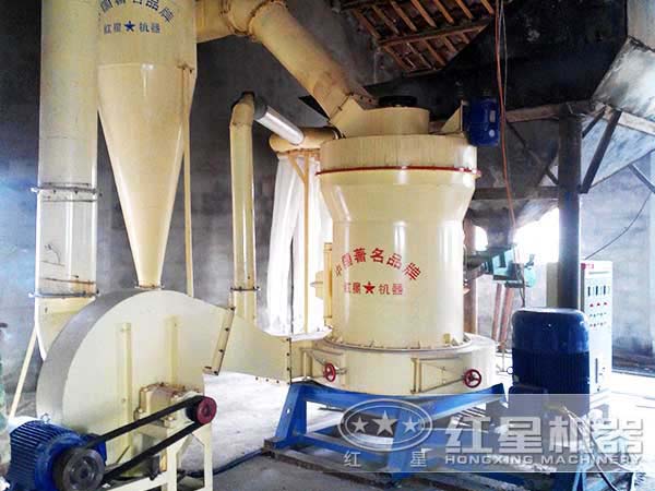 伊利石磨粉機現(xiàn)場圖