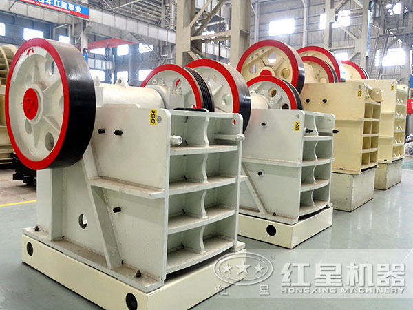 時(shí)產(chǎn)250噸碎石機(jī)車間