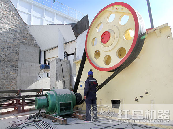 顎式破碎機現(xiàn)場圖