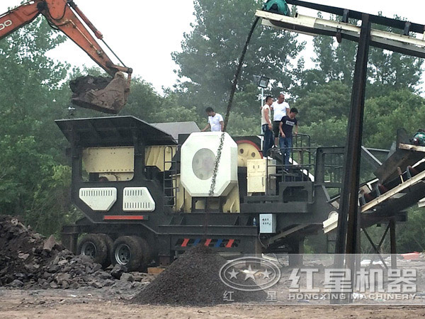 顎式移動破碎站現(xiàn)場應(yīng)用圖